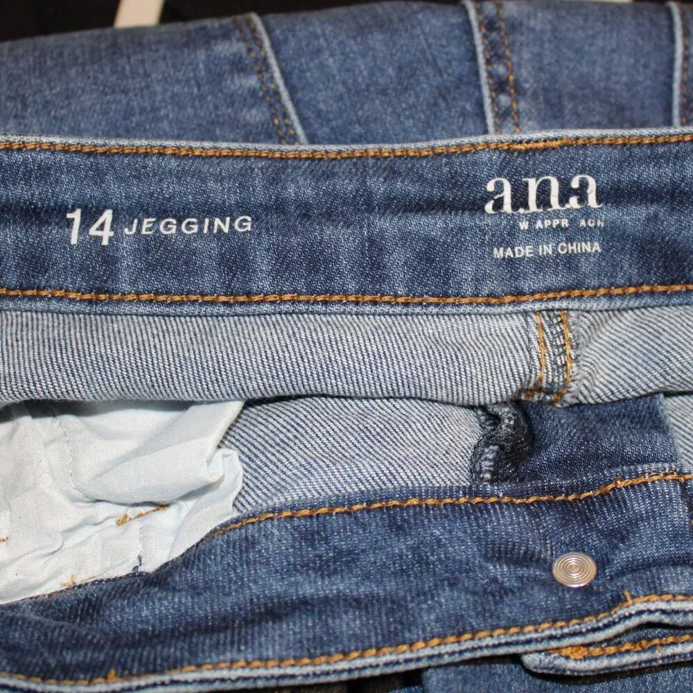a.n.a. mid-rise medium wash denim jeggings frayed ankle hem distressed knees 14 - Picture 4 of 5